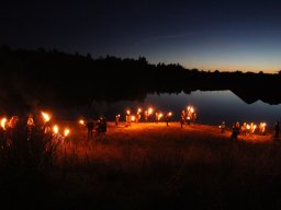 Fakkeltog ved søen