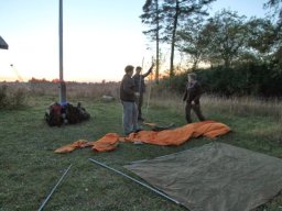 Spejdere pakker telt