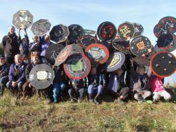 Spejderes vikingeskjolde vises frem