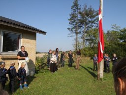 Spejdere sætter Dannebrog
