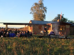 Vi har lejrbål her, ved den blanke sø