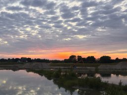 Malerisk solnedgangen i grusgraven