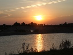 Solnedgang lige ved søen