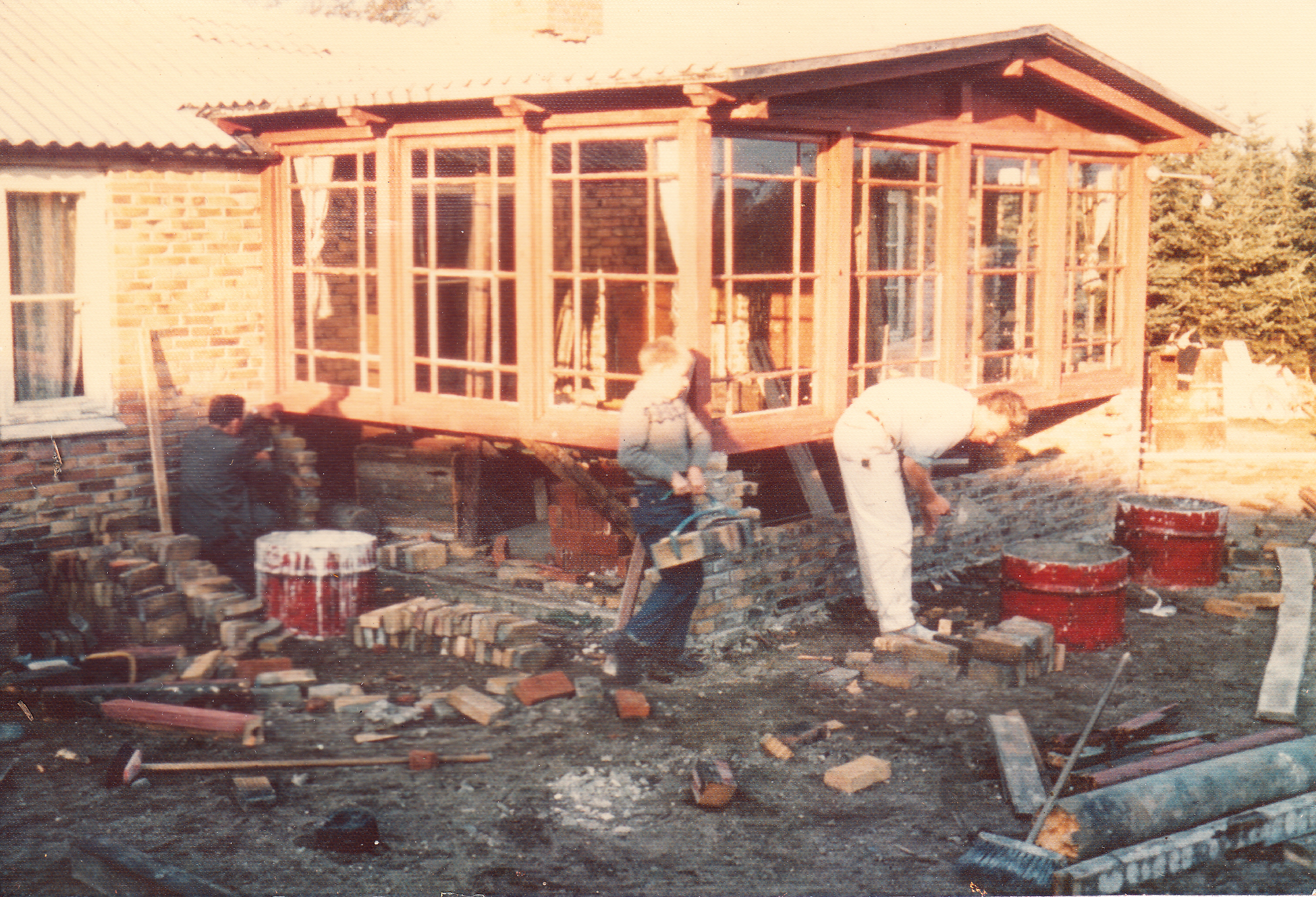 Verandaen i træ og med store vinduer