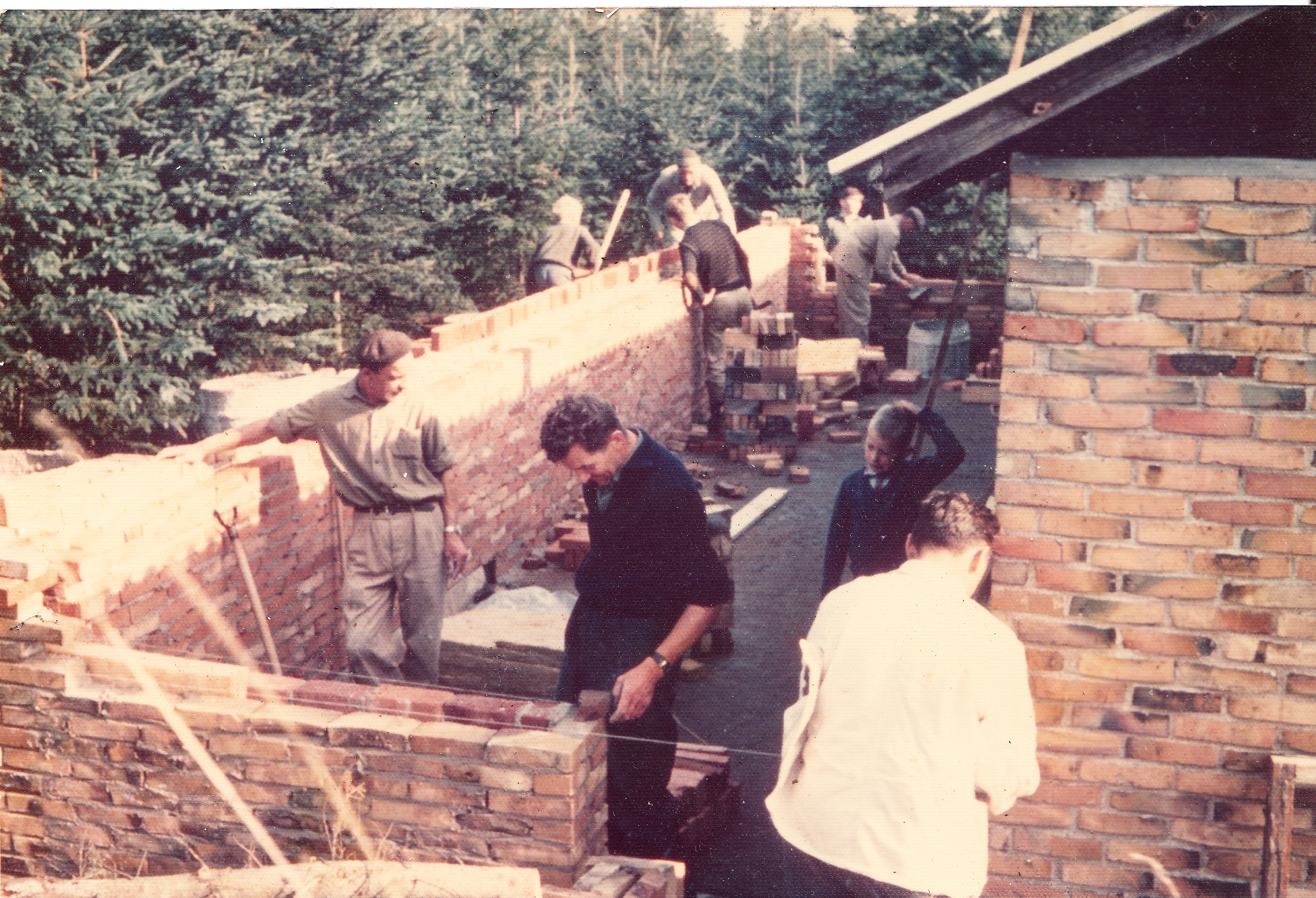 Udvider på langsiden af hytten